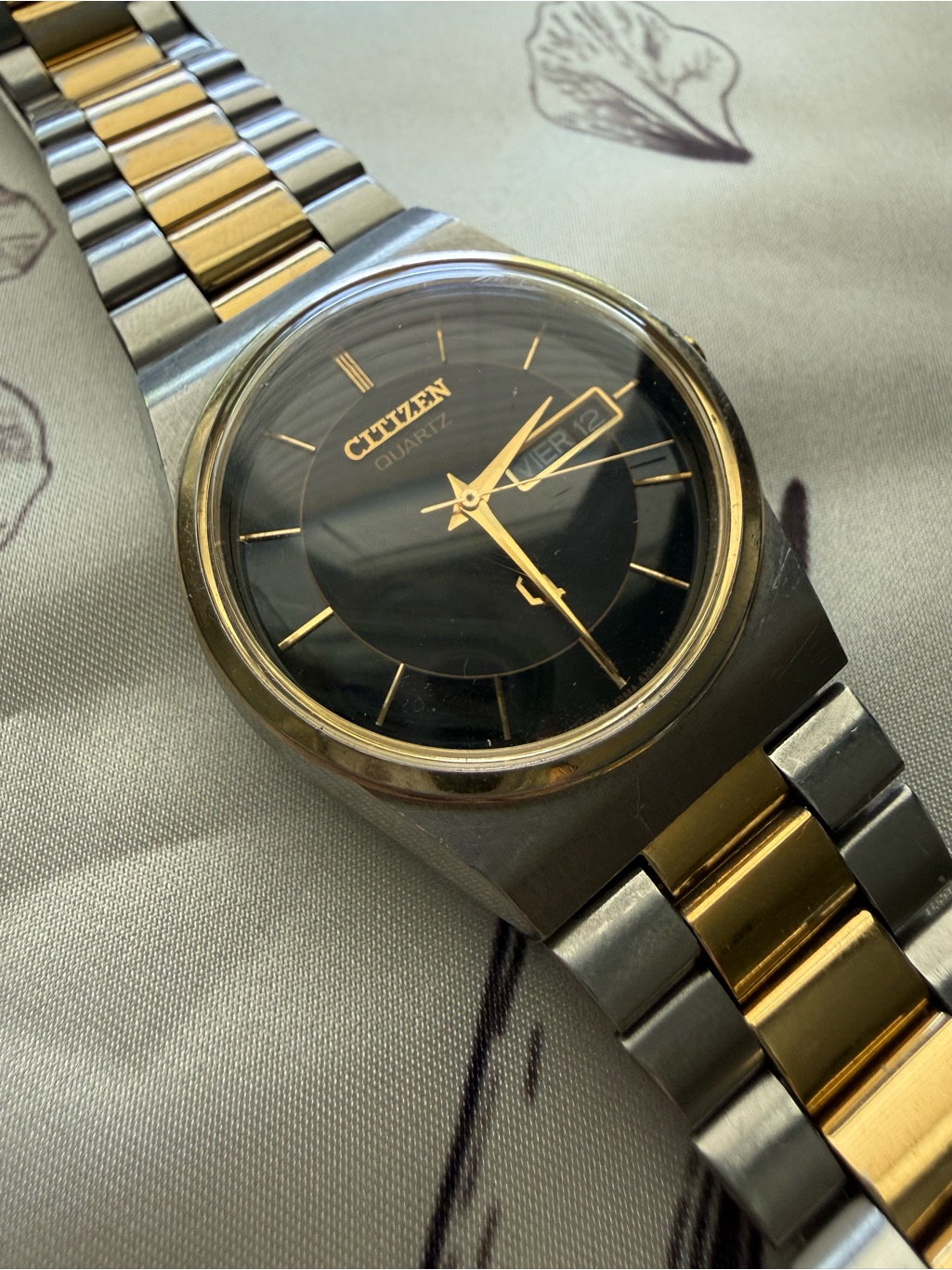 Vintage 1980s Citizen Cq 35mm Daydate Presidential Bracelet Quartz Watch